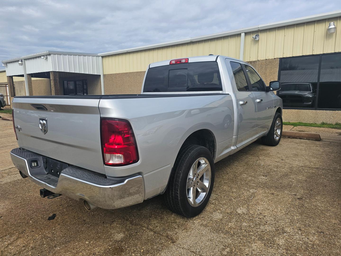 2012 SILVER Dodge Ram 1500 SLT Quad Cab 2WD (1C6RD6GT5CS) with an 5.7L V8 OHV 16V engine, 6-Speed Automatic transmission, located at 533 S Seven Points BLVD, Seven Points, TX, 75143, (430) 255-4030, 32.313999, -96.209351 - Photo#2